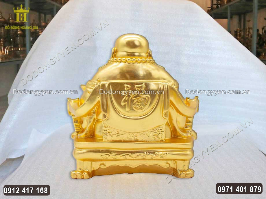 H&igrave;nh ảnh ph&iacute;a của bức tượng Phật Di Lặc ngồi ngai rồng